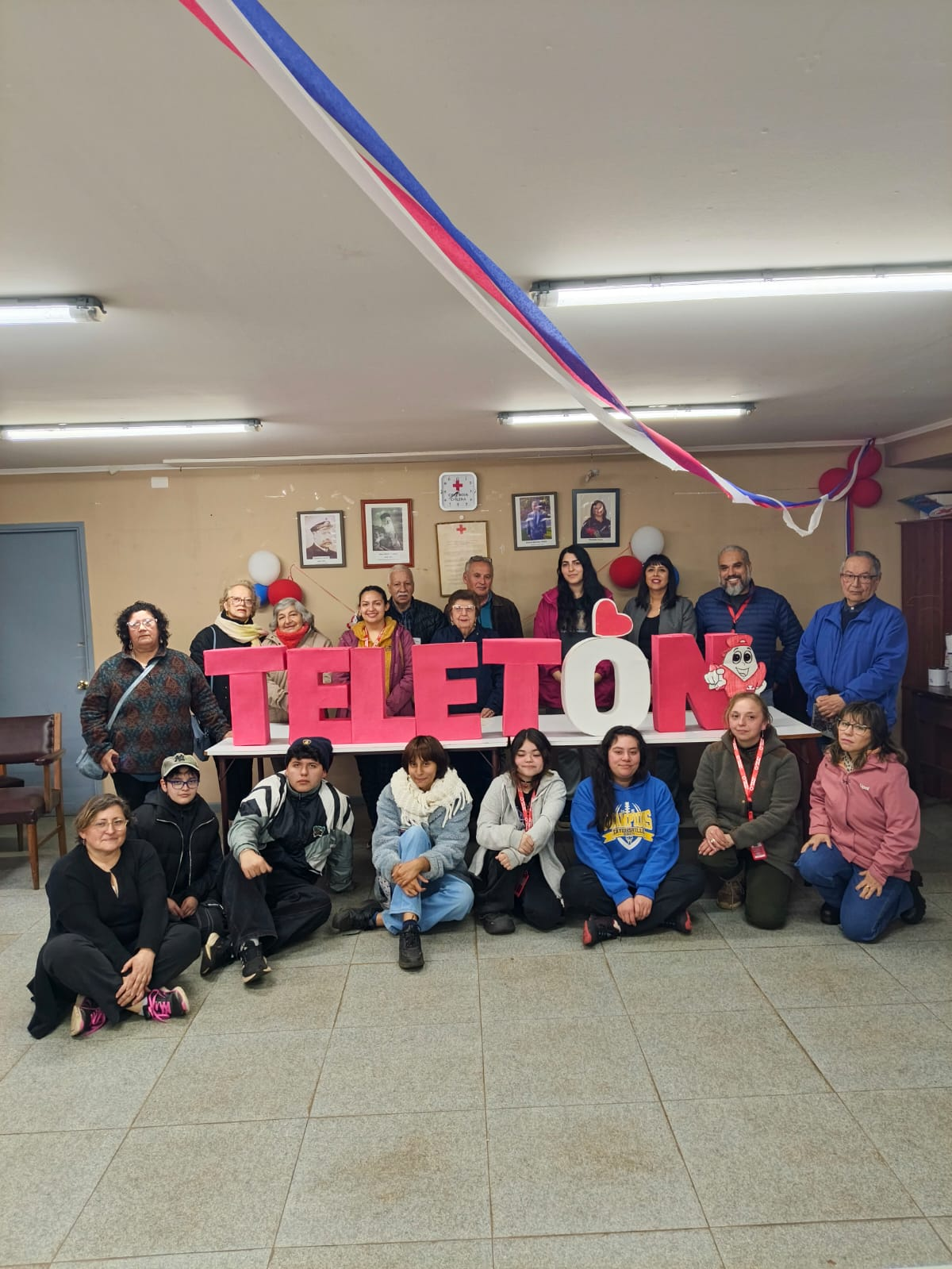 Fotografía grupal de participantes en la primera reunión del Comité Teletón Gorbea 2026, junto a las letras de Teletón.